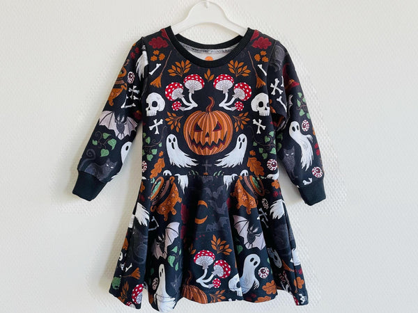 Halloween jurkje met pompoenen, spoken en paddestoelen.
