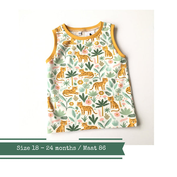 Wit mouwloos shirt met luipaarden, maat 86.