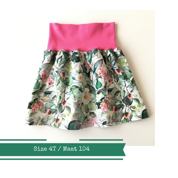 Wit kinderrokje met bladeren en roze bloemen. Maat 104