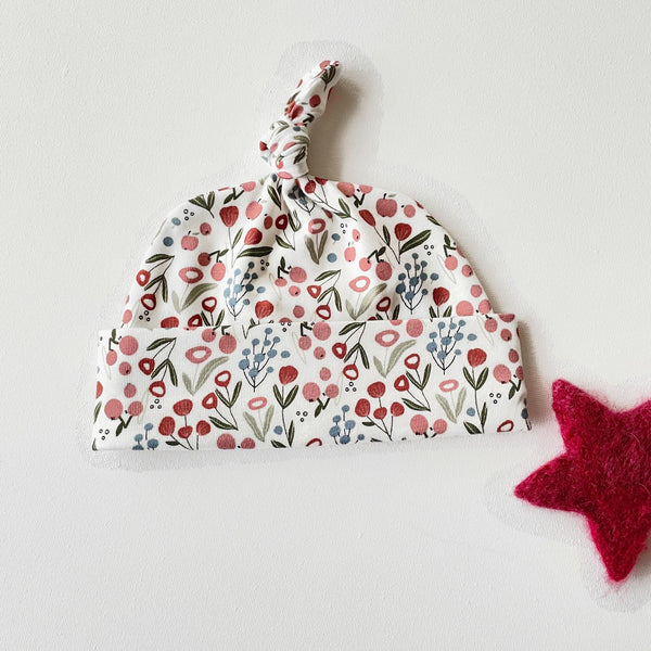 Baby mutsje met besjes en bloemen