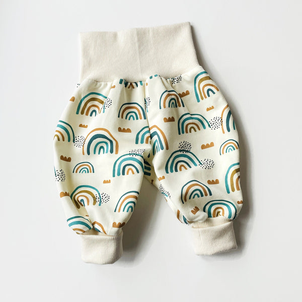Baby broekje met regenbogen in groen en bruintinten