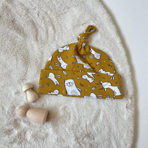 Mosterdgeel baby mutsje met bosdieren