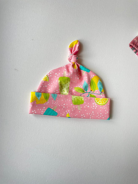 Roze mutsje met ijsjes en citroenen