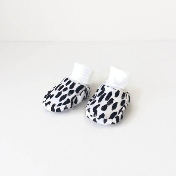 Witte slofjes met zwarte stippen