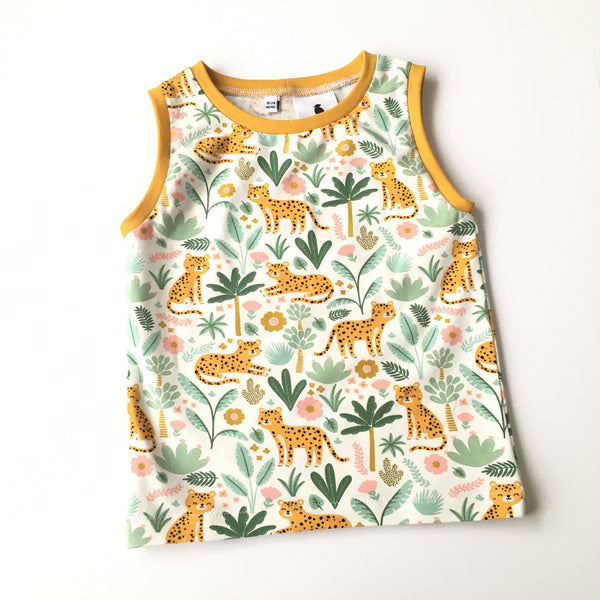 Wit mouwloos shirt met luipaarden, maat 86.