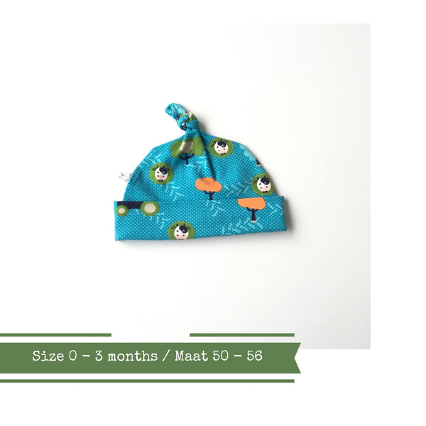 Blauwe baby muts met koeien en bomen. Maat 50 - 56