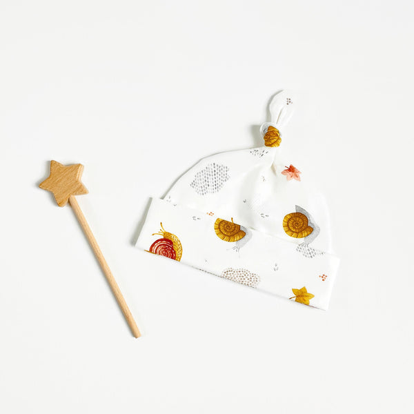 Baby muts van witte tricot met regendruppen en slakken