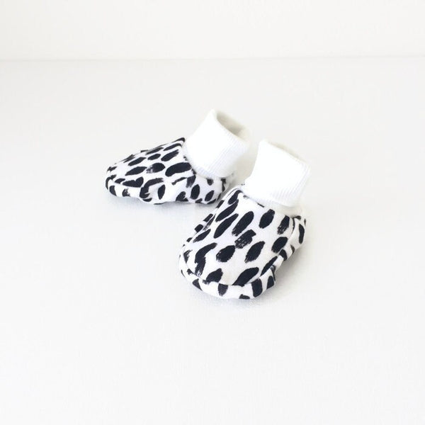 Witte slofjes met zwarte stippen