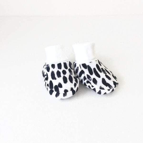 Witte slofjes met zwarte stippen