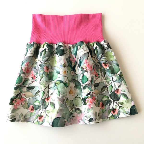 Wit kinderrokje met bladeren en roze bloemen. Maat 104