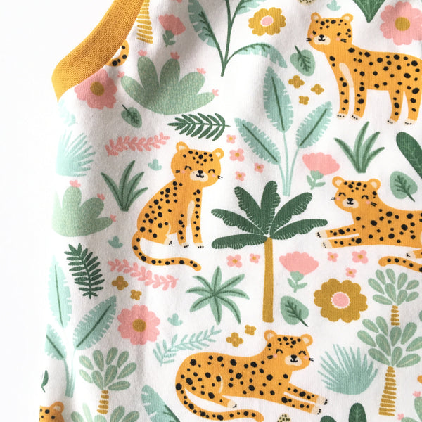 Wit mouwloos shirt met luipaarden, maat 86.
