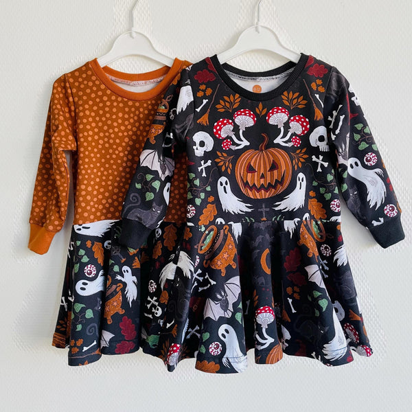 Halloween jurkje met pompoenen, spoken en paddestoelen.