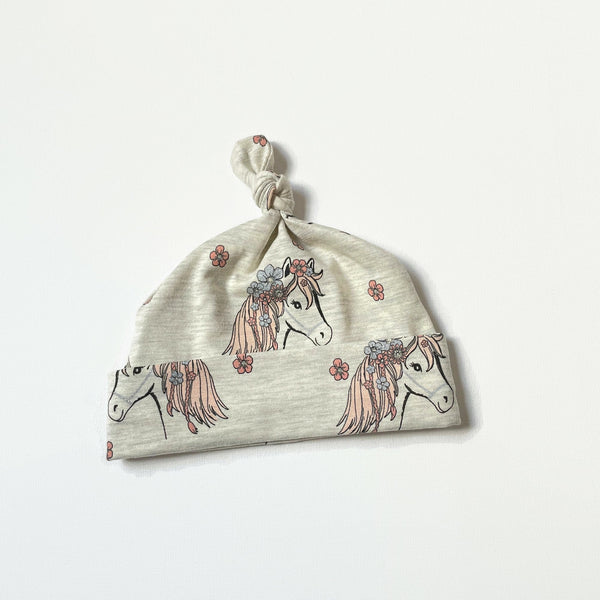 Baby muts met paarden en bloemetjes