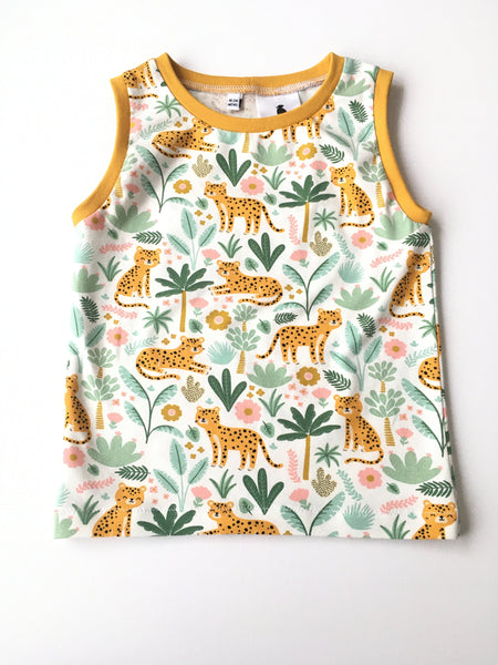 Wit mouwloos shirt met luipaarden, maat 86.