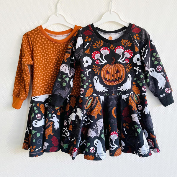 Halloween jurkje met stippen, pompoenen, spoken en paddestoelen.