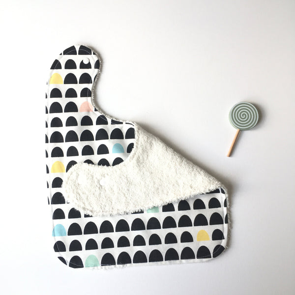 Grote baby of peuter slab. Witte katoen met geometrisch patroon