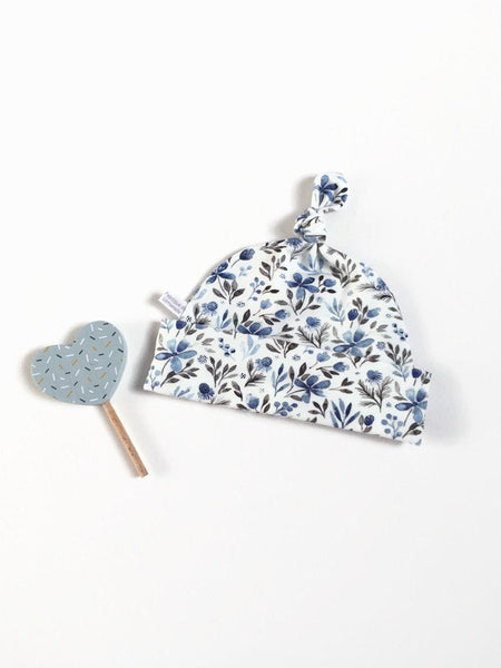 Baby muts met blauwe bloemetjes