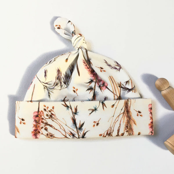 Baby mutsje met veldbloemen
