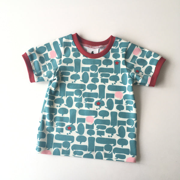 T-shirt met tekst ballonnen en rode boordjes