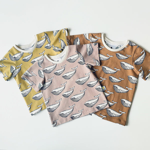Geel biologisch shirtje met walvissen