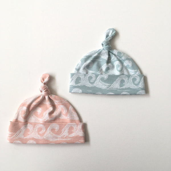 Baby muts van biologische tricot met golven