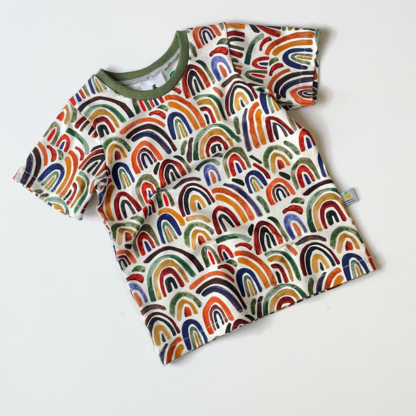 T-shirt met aquarel regenbogen.