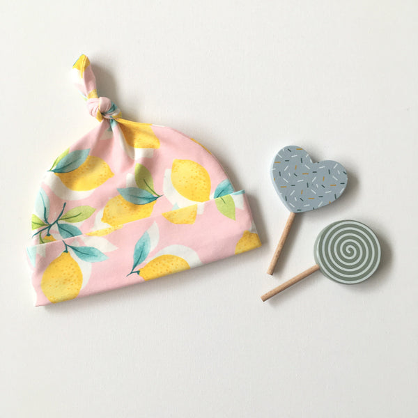 Baby muts van roze tricot met citroenen