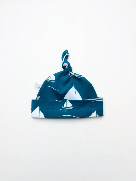 Blauw mutsje met boten