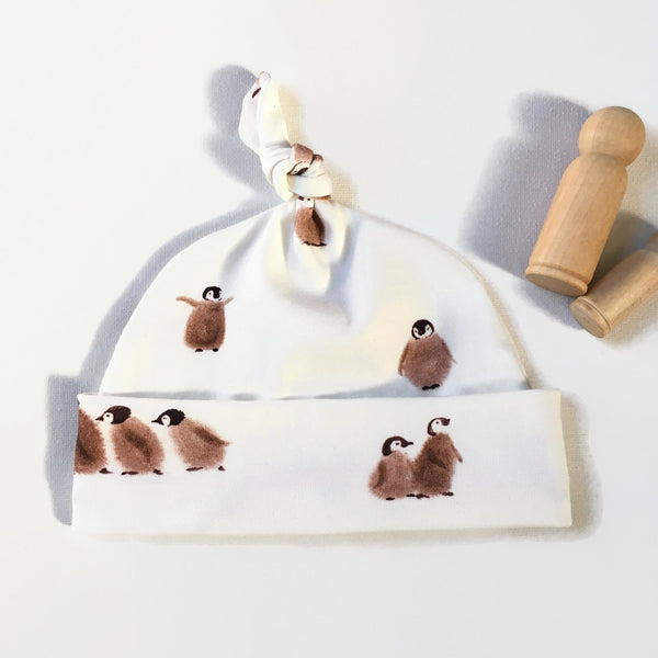 Baby muts van witte tricot met pinguins