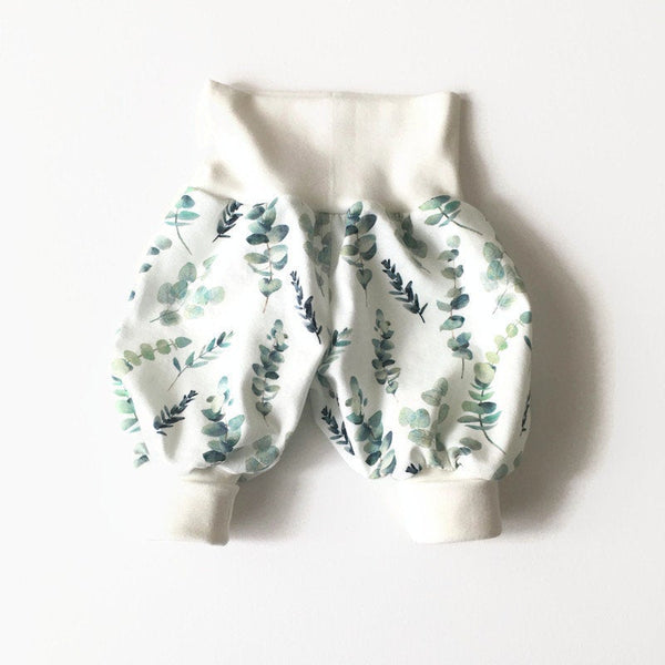 Baby broekje met eucalyptus bladeren