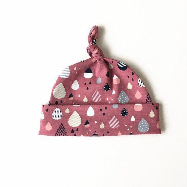 Baby muts van roze tricot met druppen