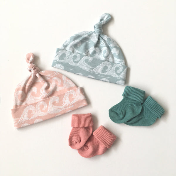 Baby muts van biologische tricot met golven