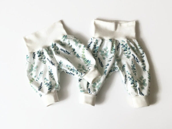 Baby broekje met eucalyptus bladeren