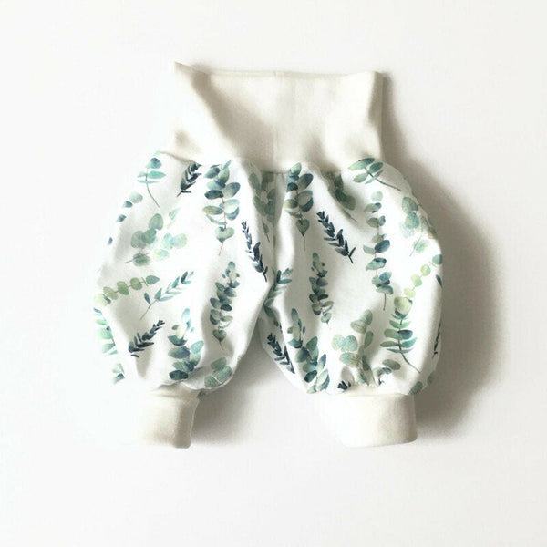 Baby broekje met eucalyptus bladeren