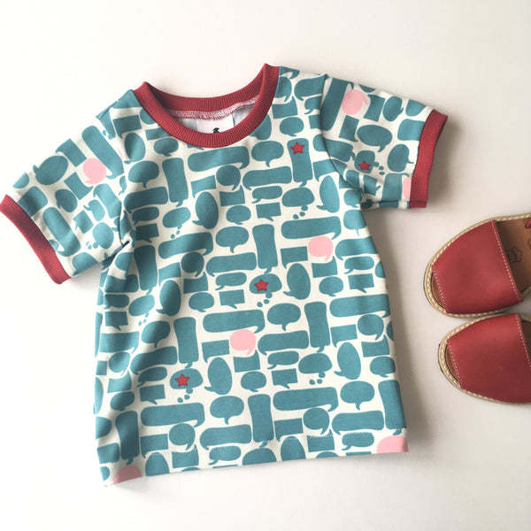 T-shirt met tekst ballonnen en rode boordjes