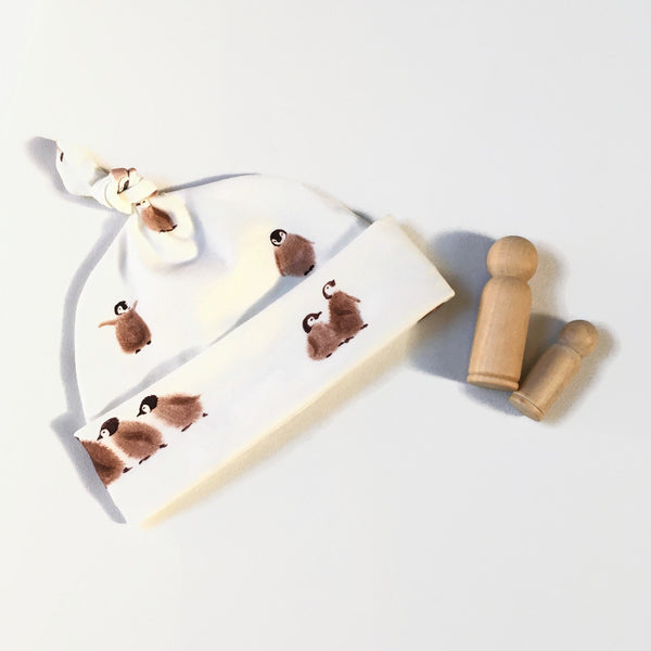 Baby muts van witte tricot met pinguins