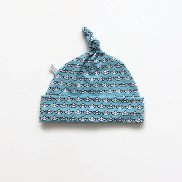 Blauwe baby muts met kleine bootjes