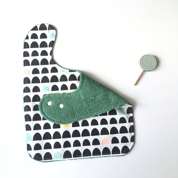Grote baby of peuter slab. Witte katoen met geometrisch patroon