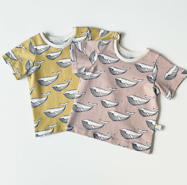 Geel biologisch shirtje met walvissen