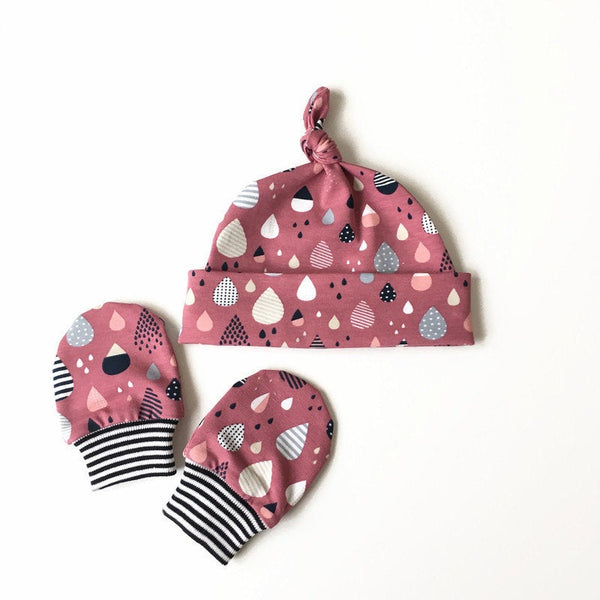 Baby muts van roze tricot met druppen