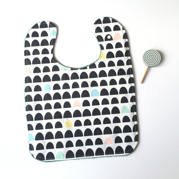 Grote baby of peuter slab. Witte katoen met geometrisch patroon