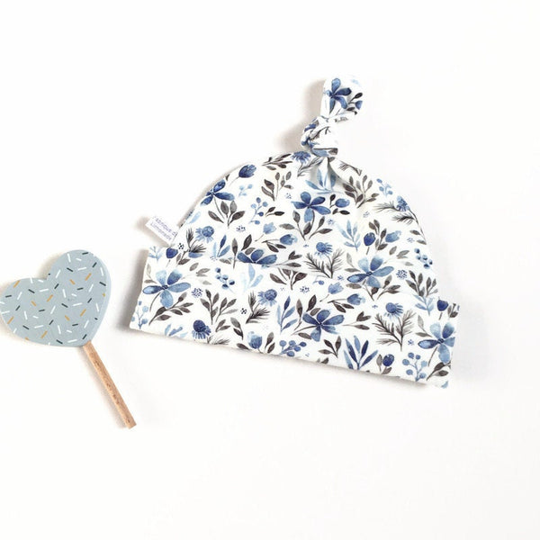 Baby muts met blauwe bloemetjes