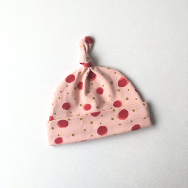 Roze baby muts met rode stippen