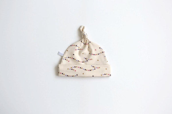 Baby muts met vlaggetjes in goud, roze en paars
