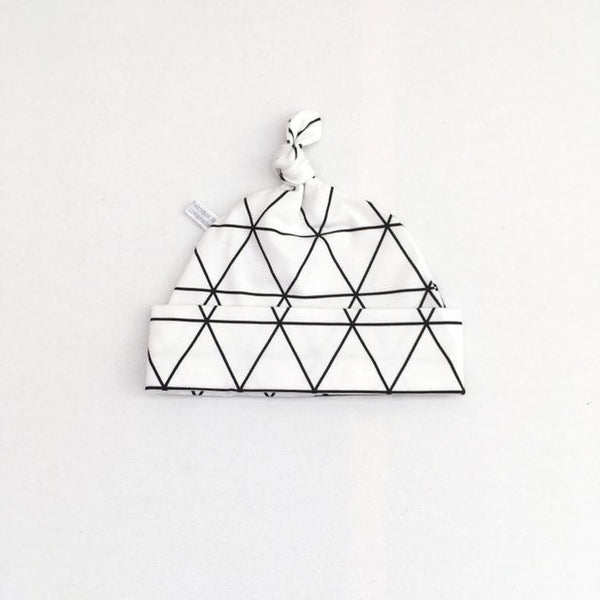 Wit mutsje met zwart geometrisch patroon
