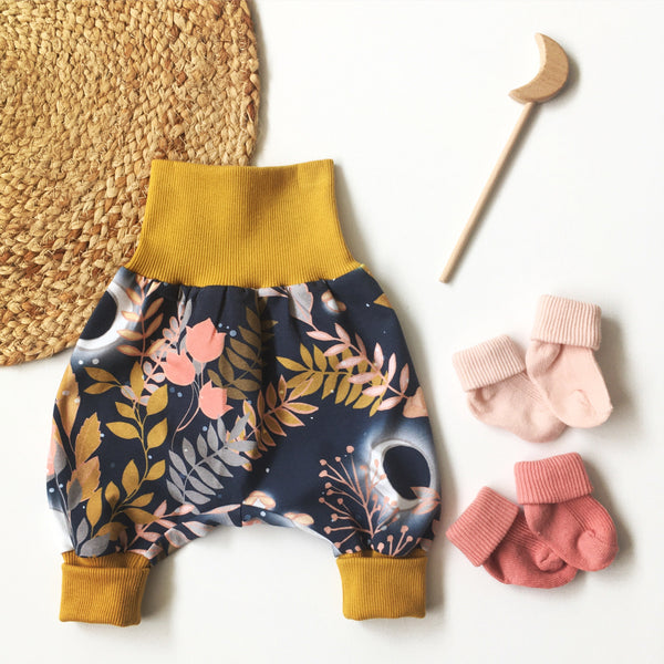 Baby broekje met takken en manen, maat 50-56