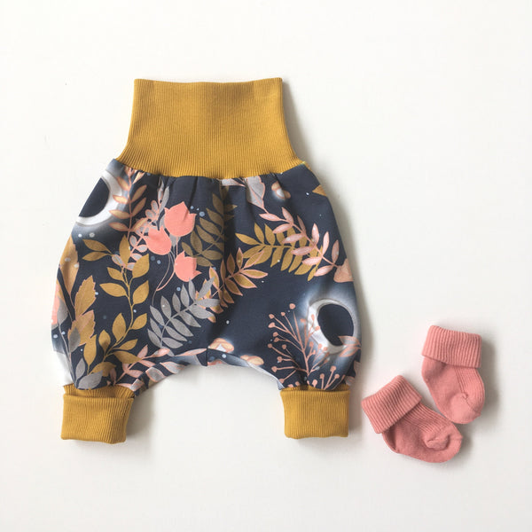 Baby broekje met takken en manen, maat 50-56