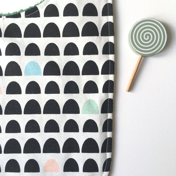 Grote baby of peuter slab. Witte katoen met geometrisch patroon