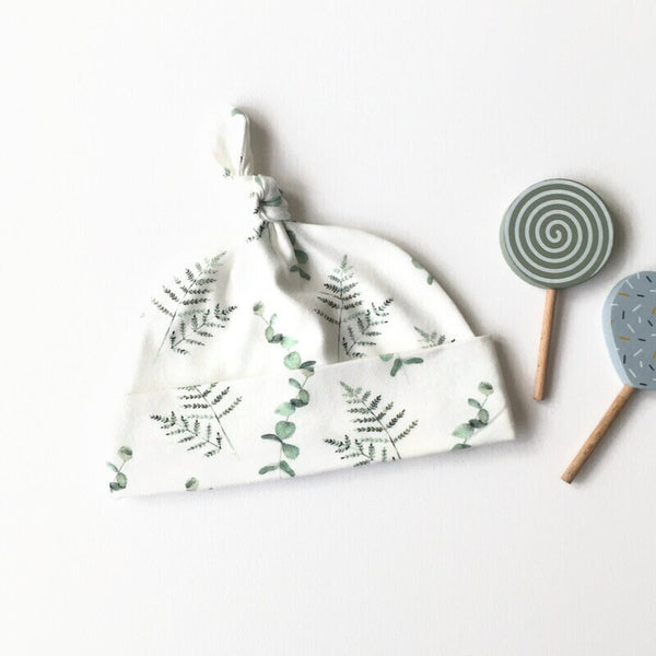 Witte baby muts met eucalyptus