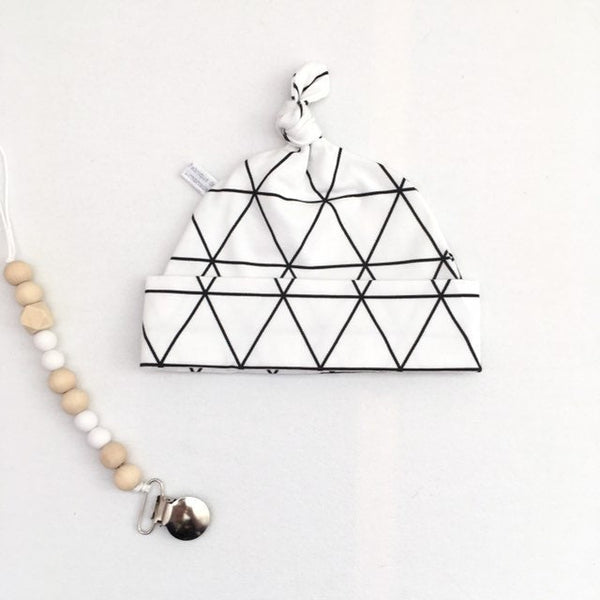 Wit mutsje met zwart geometrisch patroon